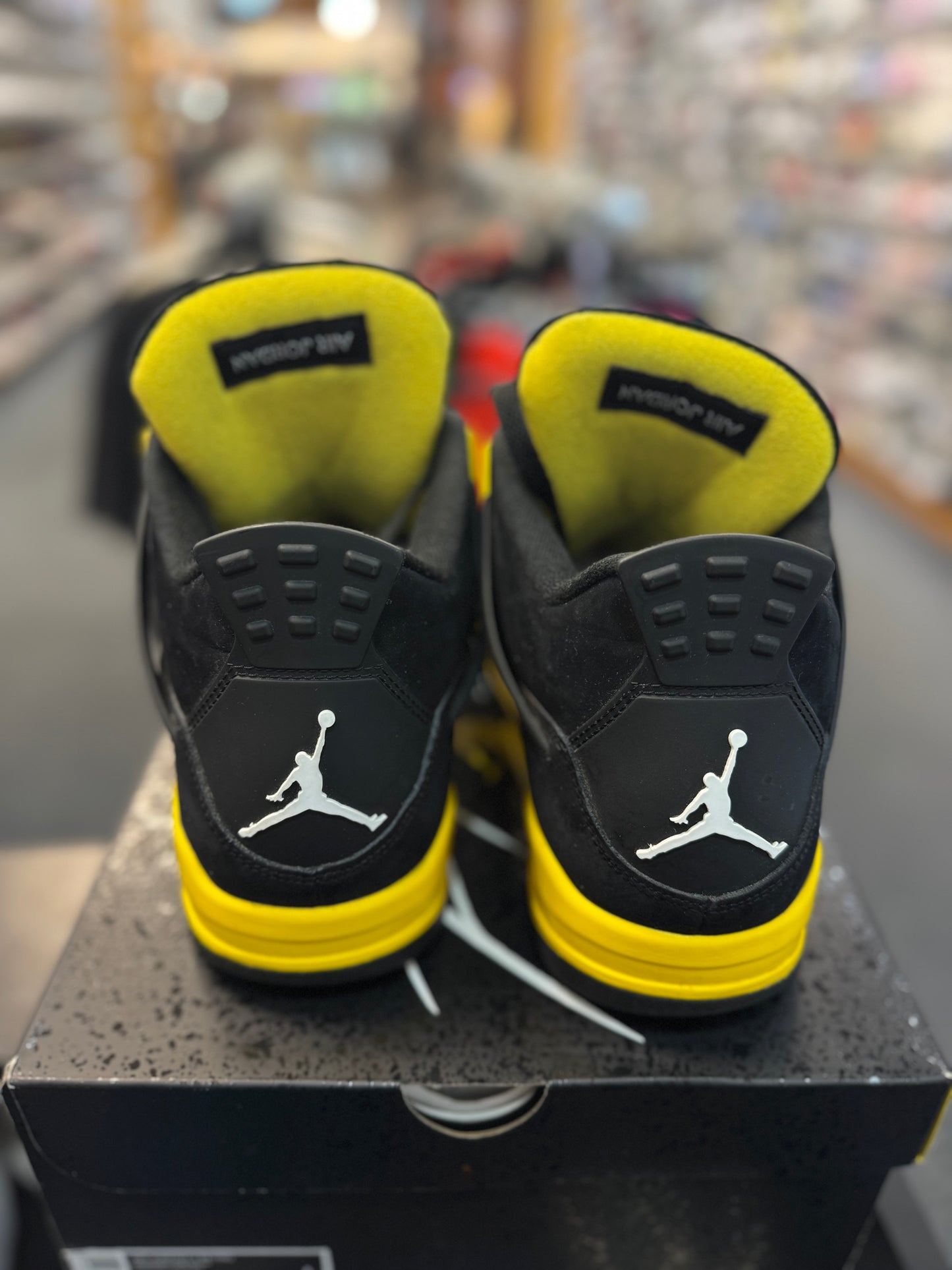 *USED* Jordan 4 Retro Thunder (2023)