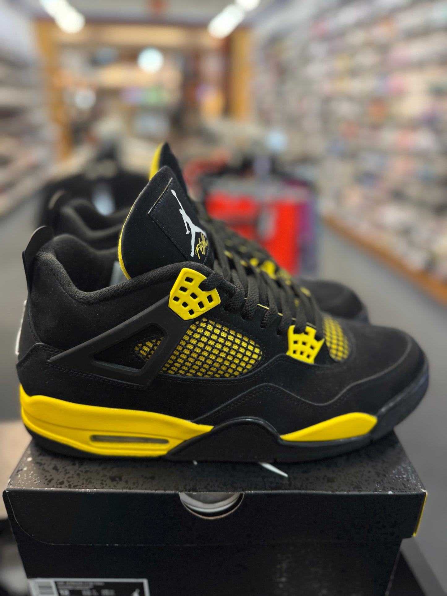 *USED* Jordan 4 Retro Thunder (2023)
