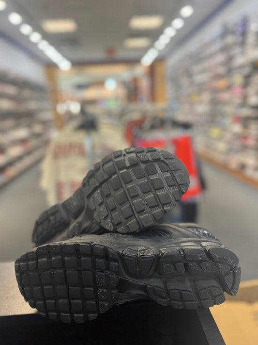 *USED* Nike Zoom Vomero 5 Triple Black