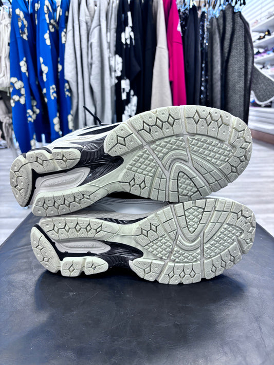 *USED* New Balance 9060 R Black/ White