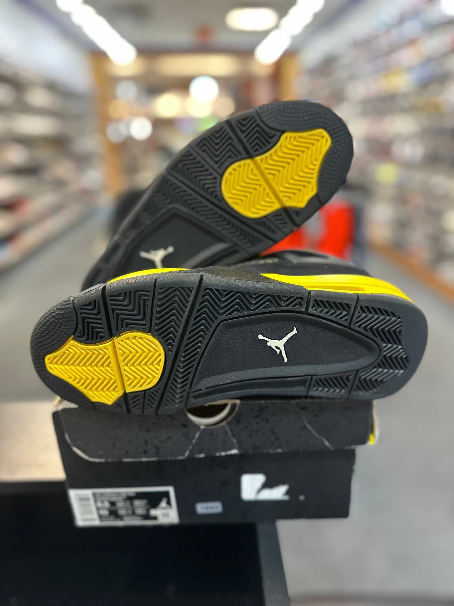*USED* Jordan 4 Retro Thunder (2023)
