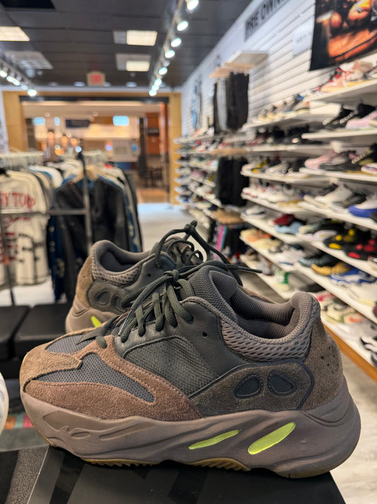 " USED " adidas Yeezy Boost 700 Mauve