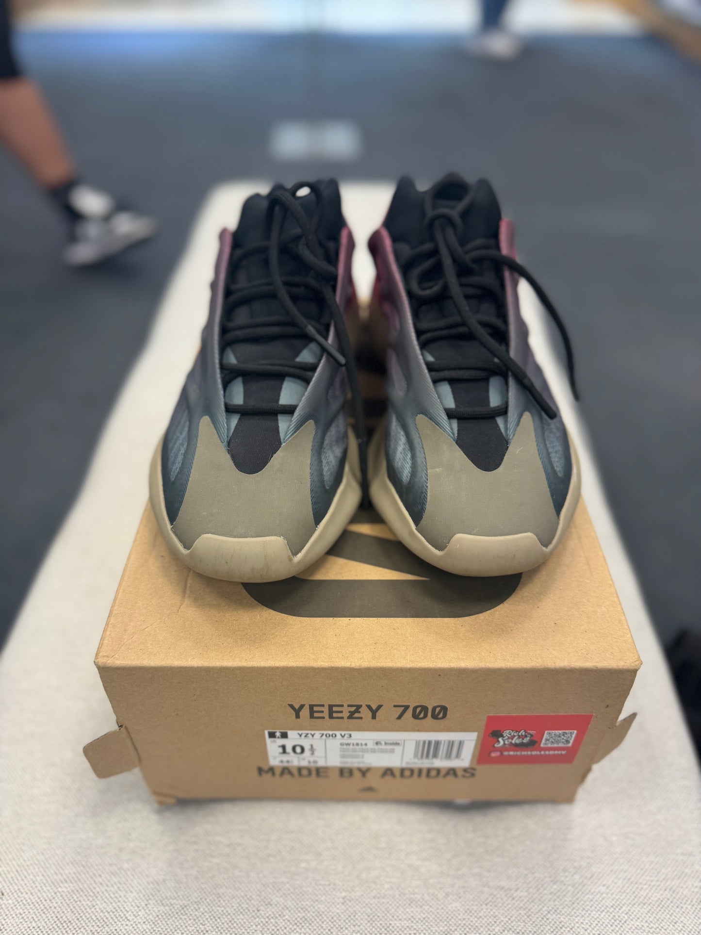 *USED* adidas Yeezy 700 V3 Fade Carbon