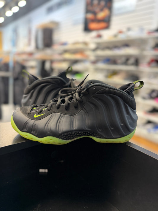 *USED* Nike Air Foamposite One Black Volt