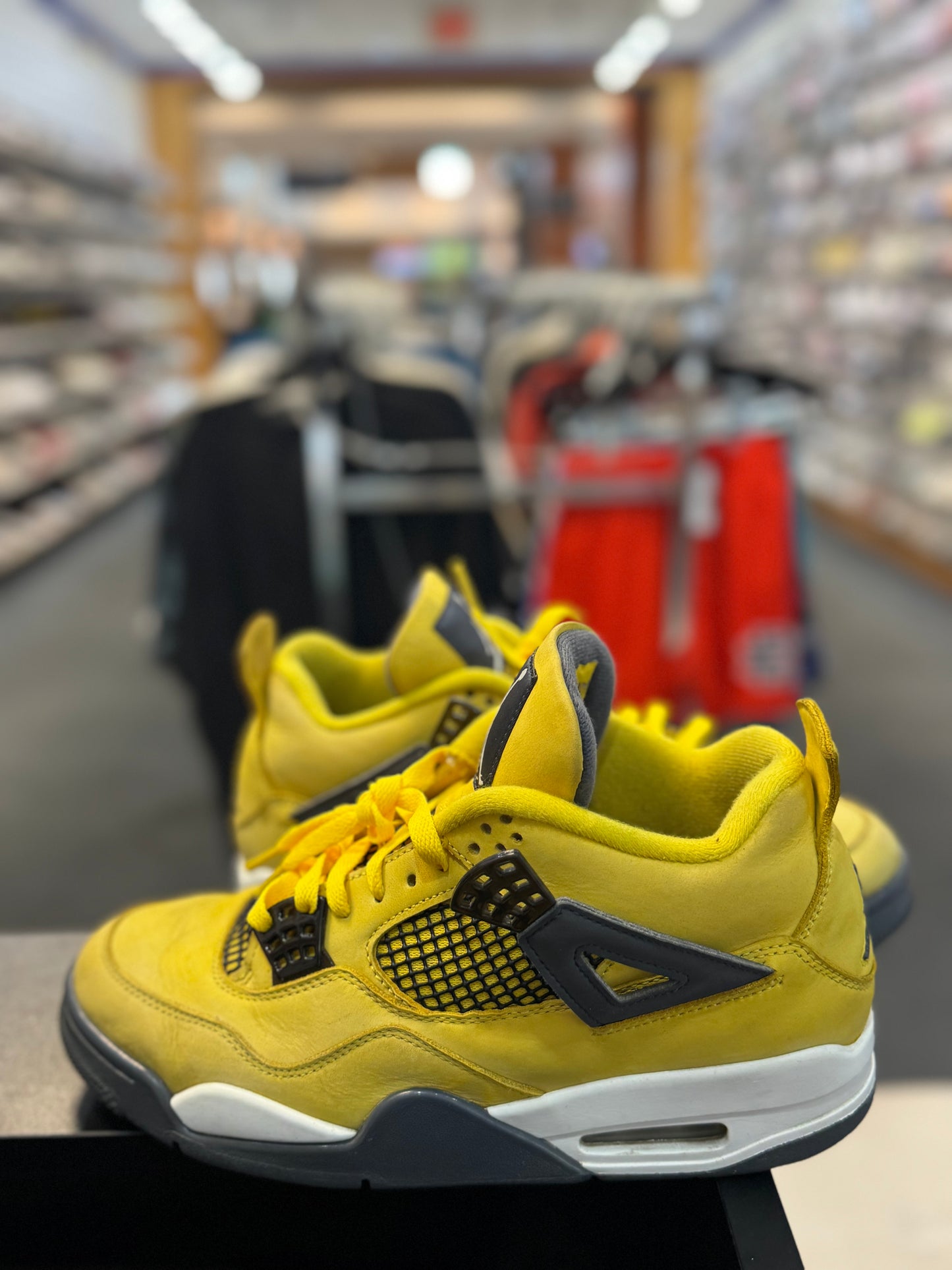 *USED* Jordan 4 Retro Lightning (2021)