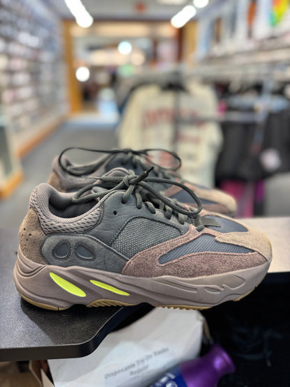 *USED* adidas Yeezy Boost 700 Mauve