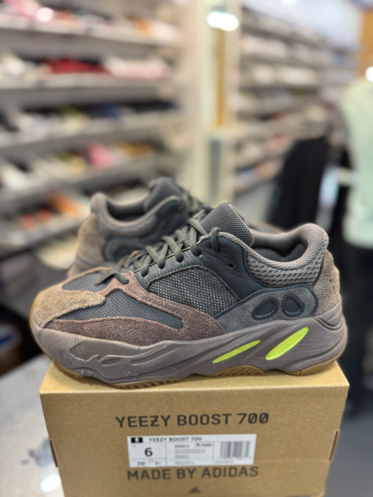 *USED* adidas Yeezy Boost 700 Mauve
