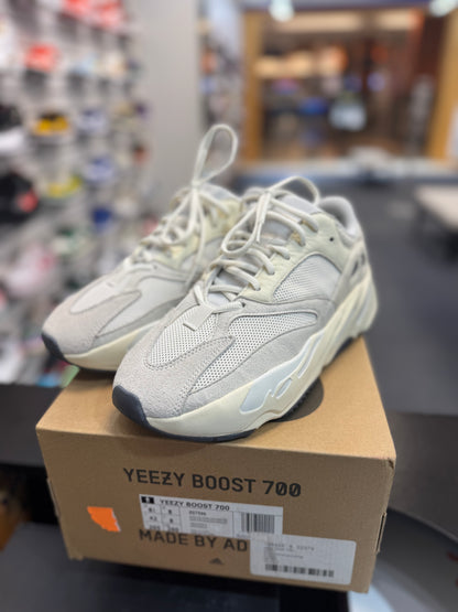 *USED* adidas Yeezy Boost 700