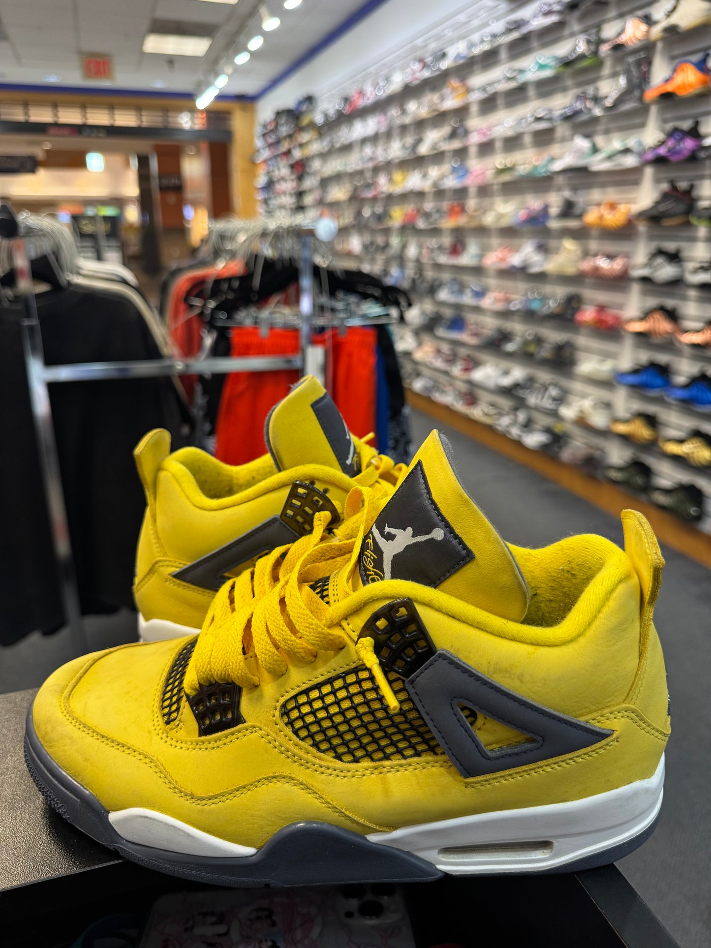 *USED*  Jordan 4 Retro Lightning (2021)