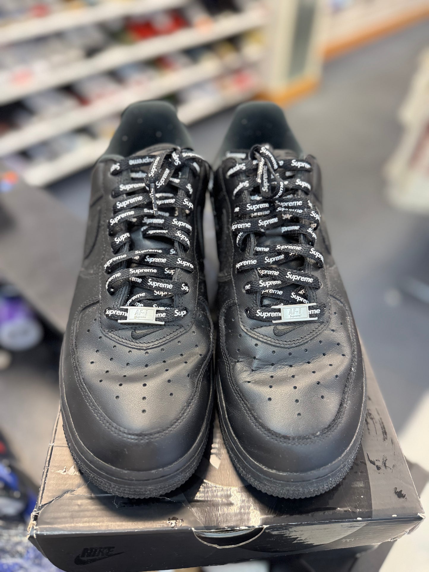*USED* Nike Air Force 1 Low Supreme Black
