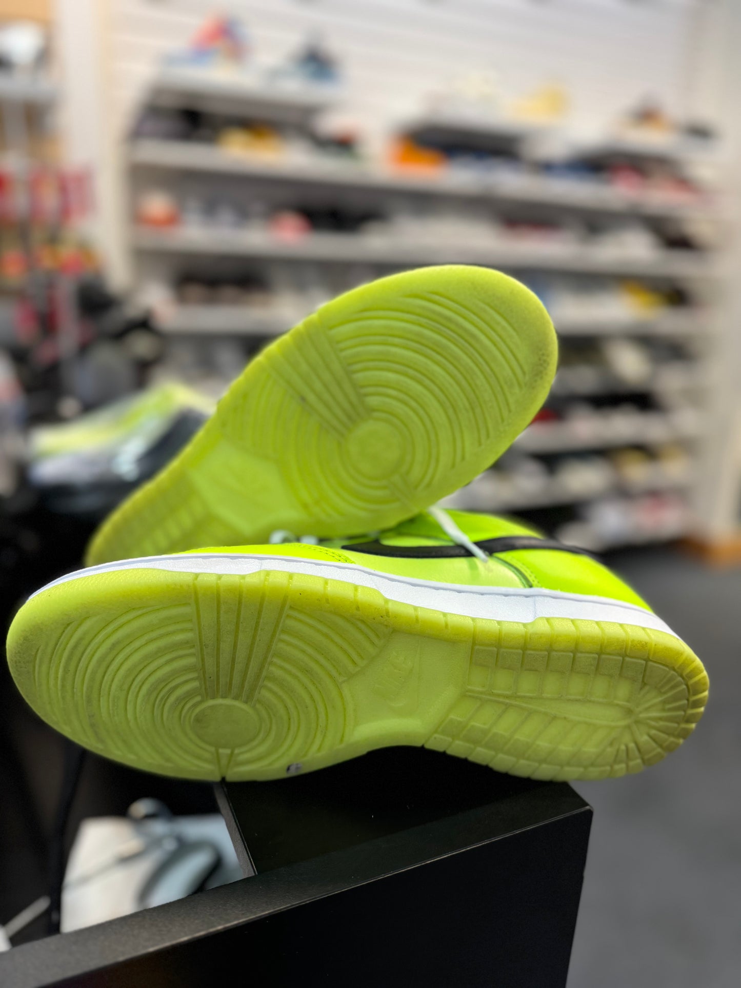 *USED* Nike Dunk Low SE Splash Volt