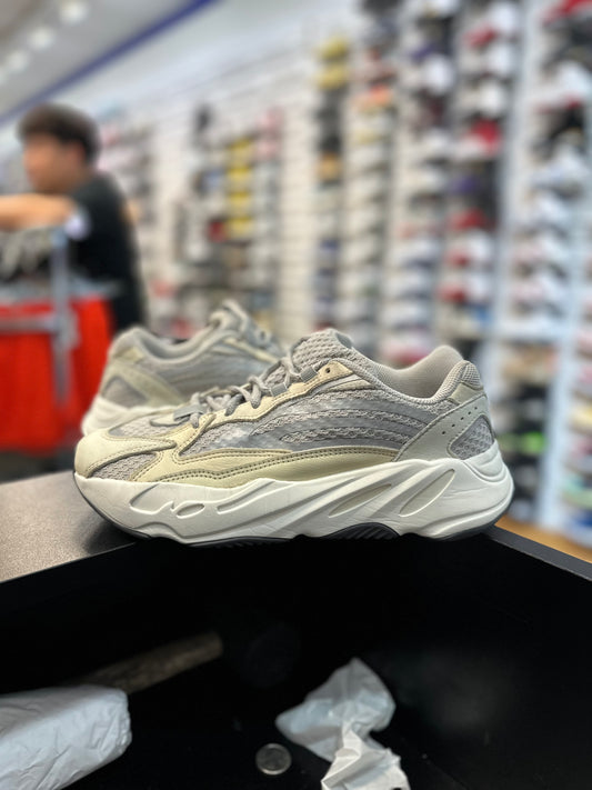 *USED* adidas Yeezy Boost 700 V2