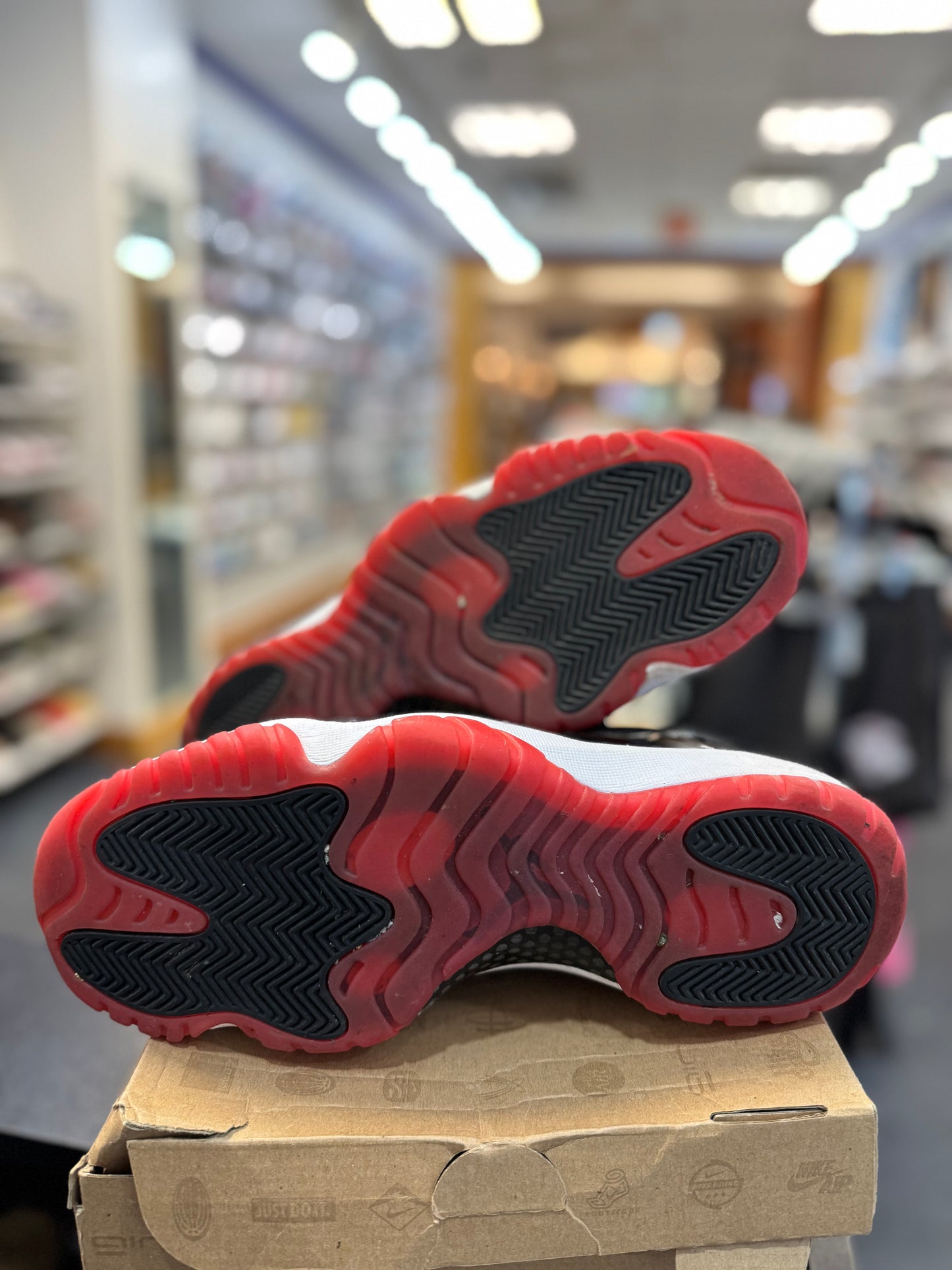 *USED* Jordan 11 Retro Low Bred (2025)