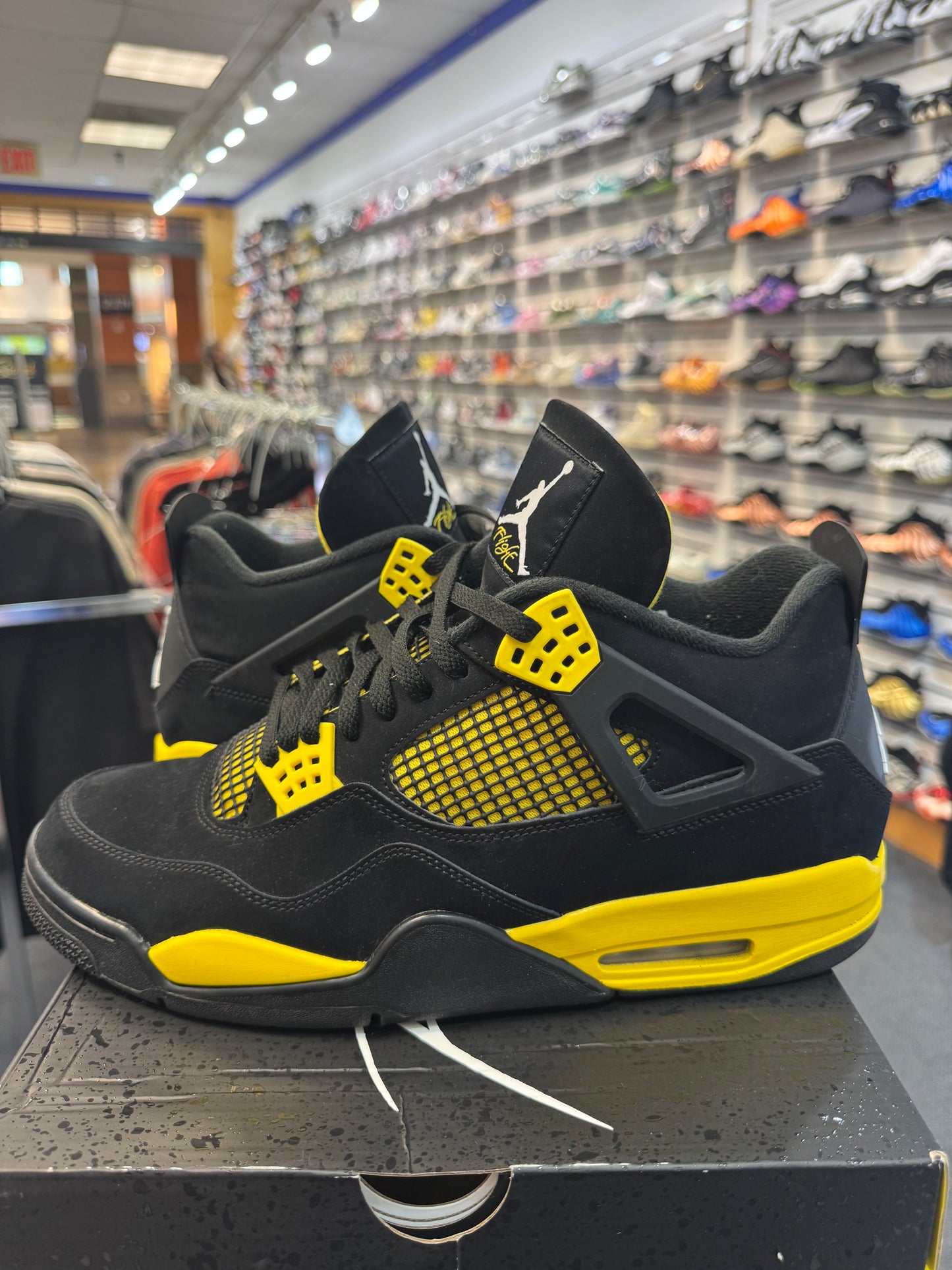 *USED* Jordan 4 Retro Thunder (2023)