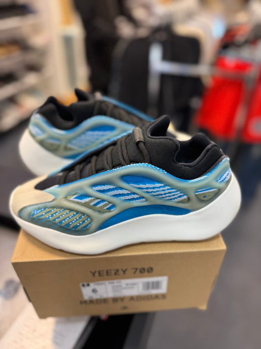 *USED* adidas Yeezy 700 V3 Arzareth
