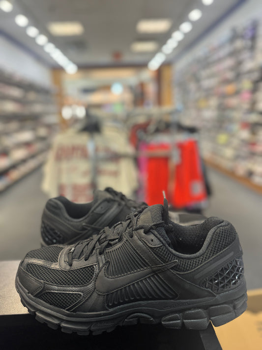 *USED* Nike Zoom Vomero 5 Triple Black
