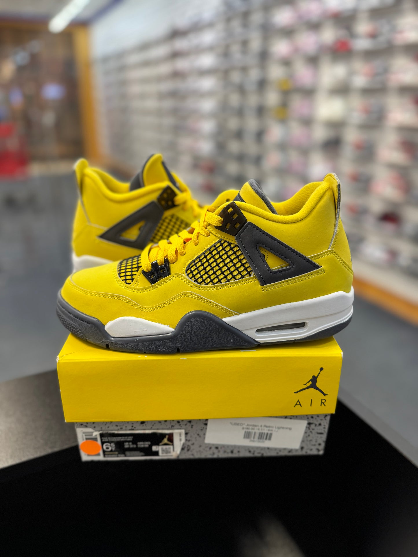 *USED* Jordan 4 Retro Lightning