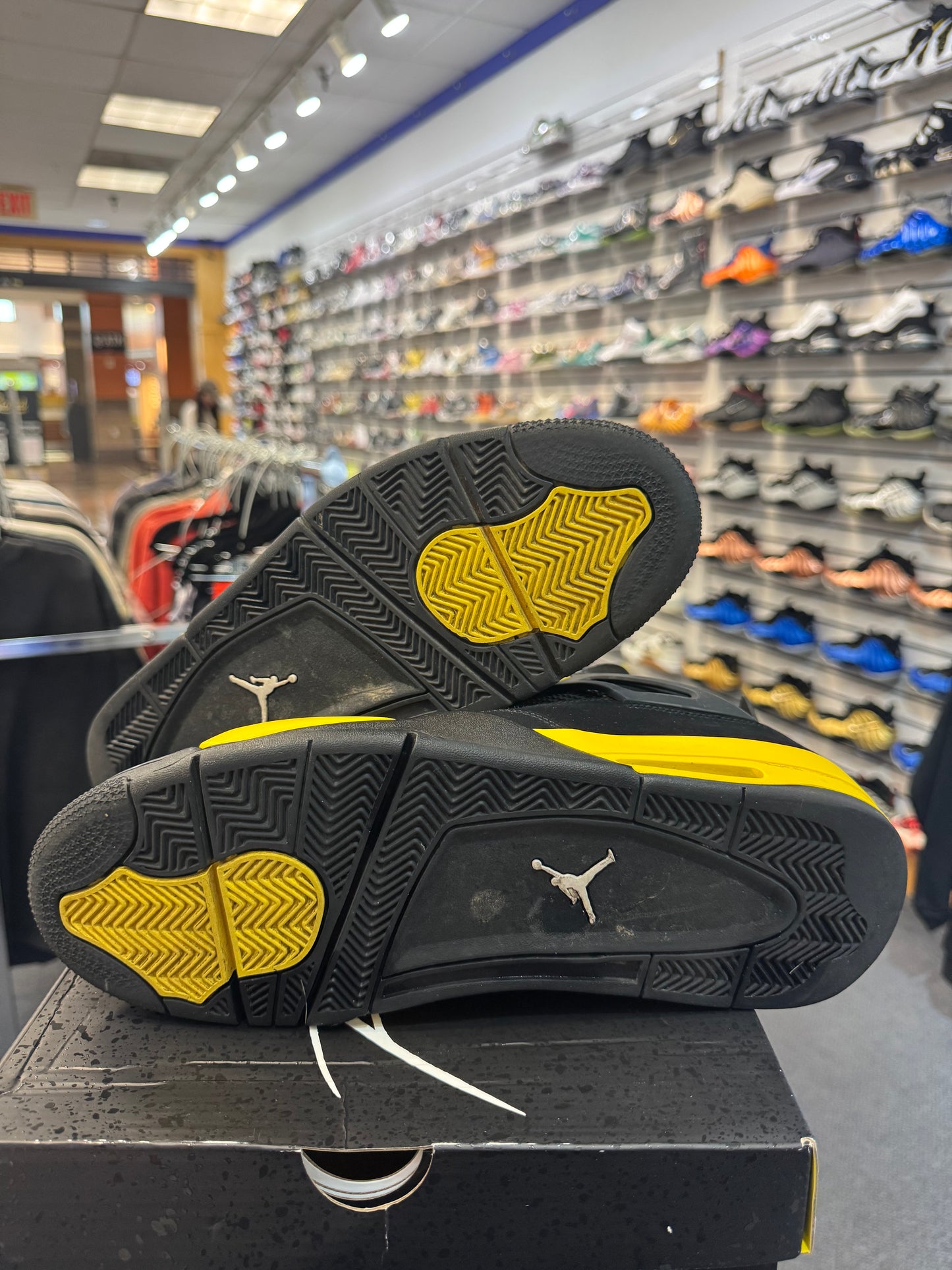 *USED* Jordan 4 Retro Thunder (2023)