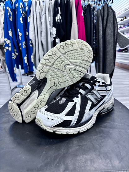 *USED* New Balance 9060 R Black/ White