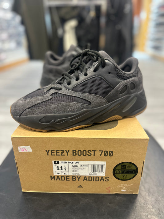 *USED* adidas Yeezy Boost 700 Utility Black
