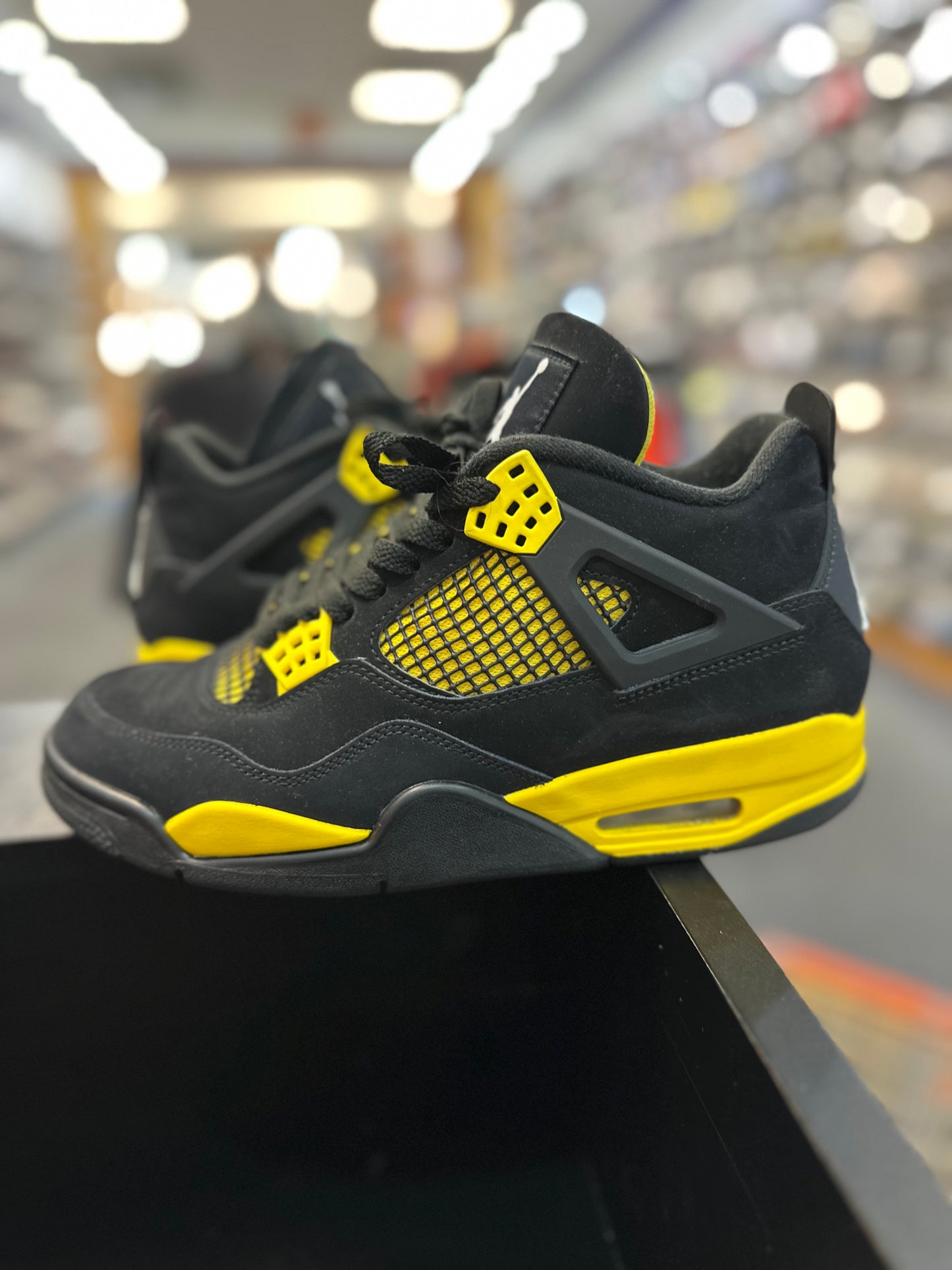 *USED* Jordan 4 Retro Thunder (2023)