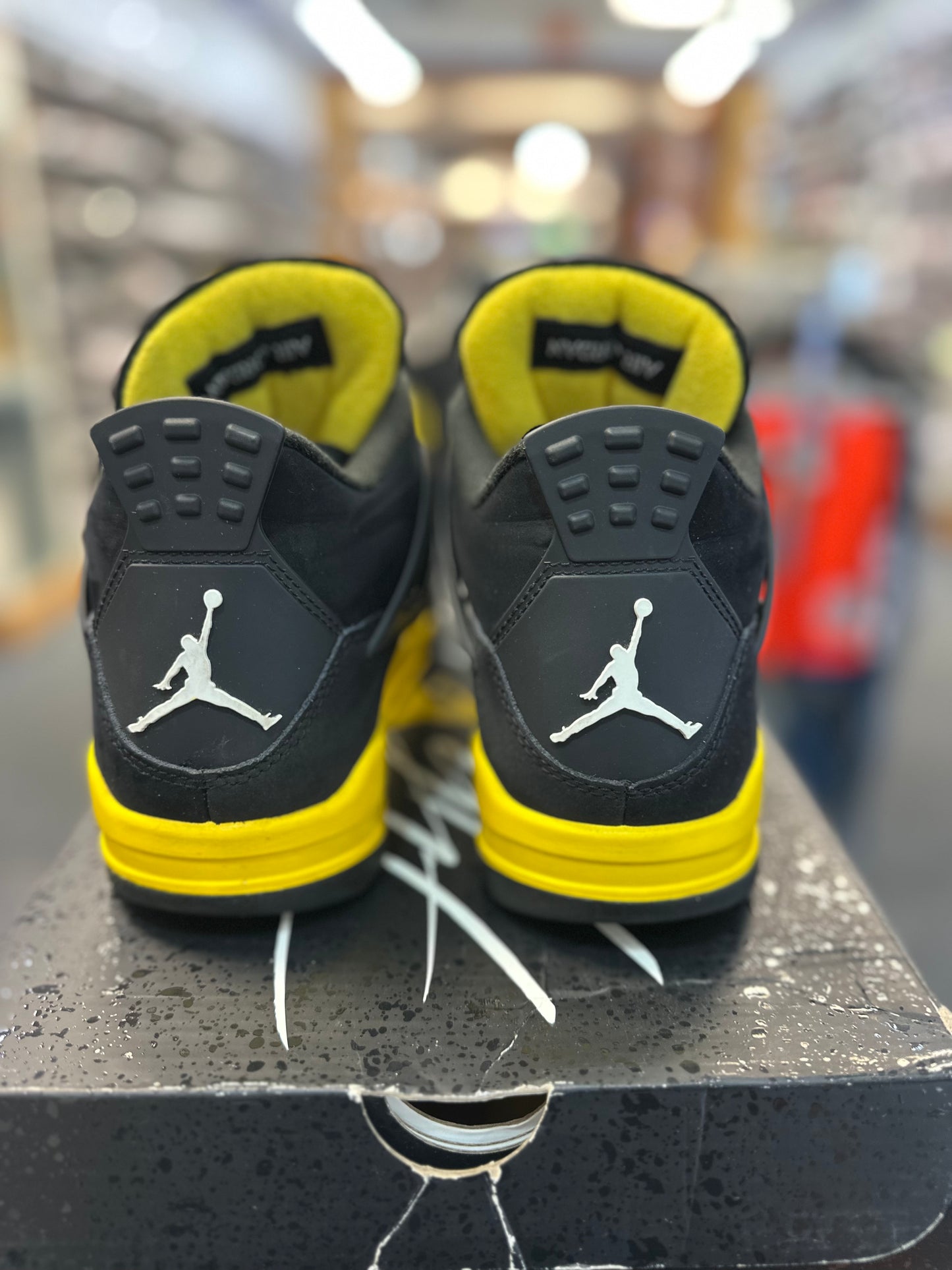 *USED* Jordan 4 Retro Thunder (2023)