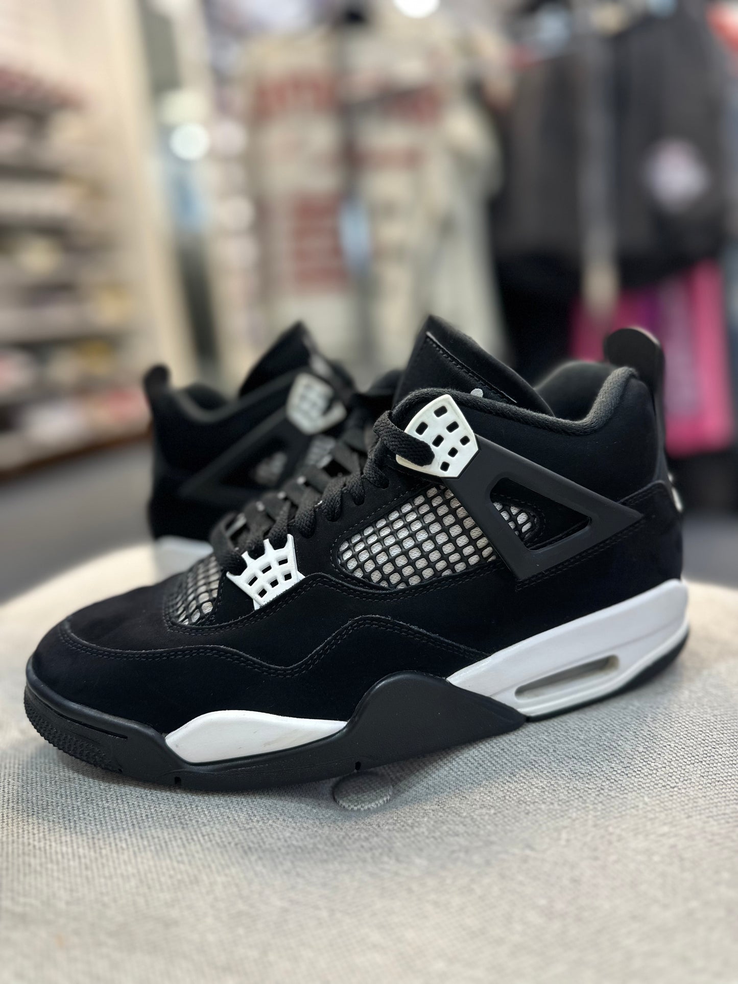 *USED* Jordan 4 Retro White Thunder