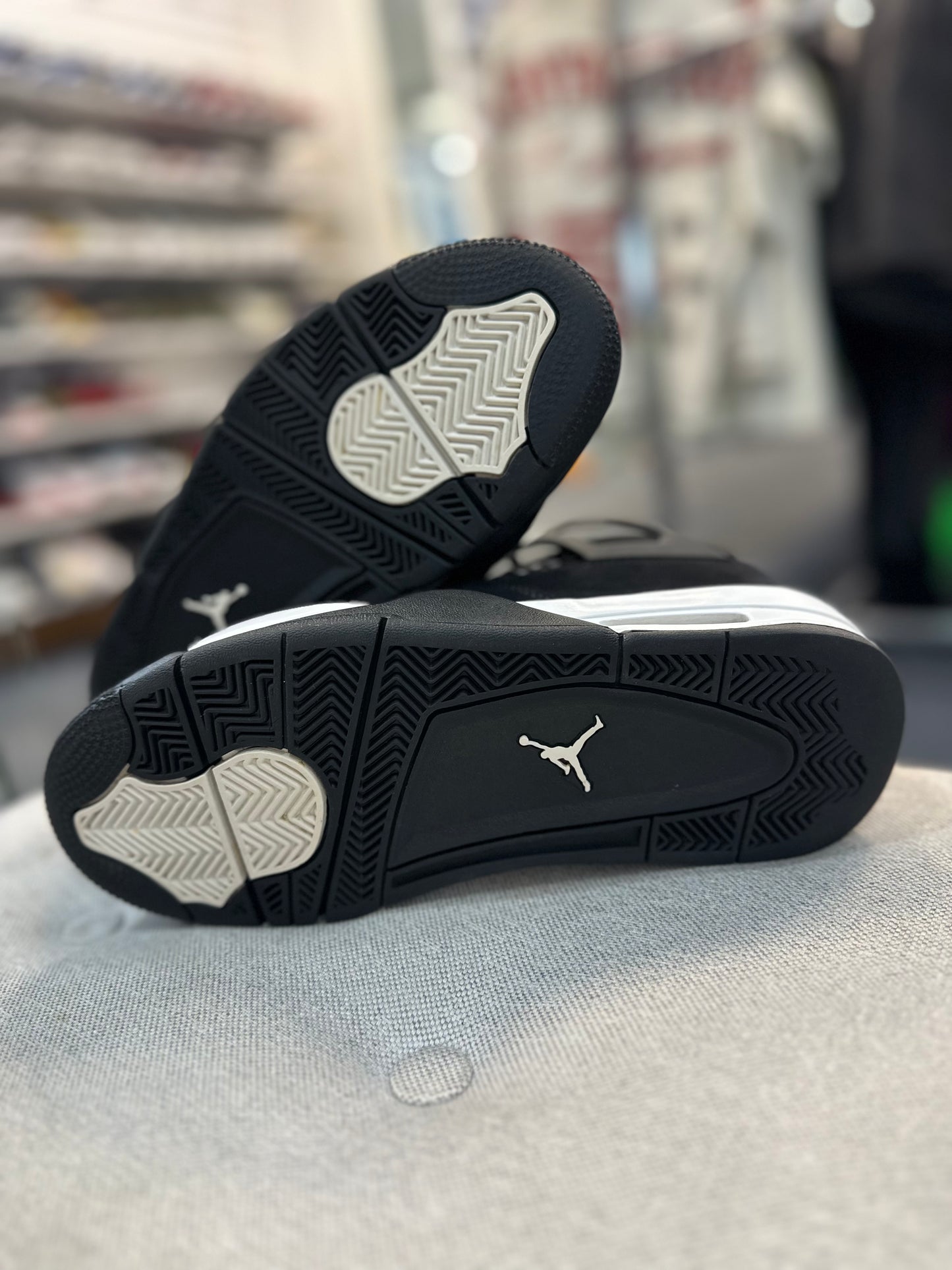 *USED* Jordan 4 Retro White Thunder