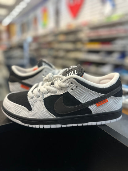*USED* Nike SB Dunk Low TIGHTBOOTH