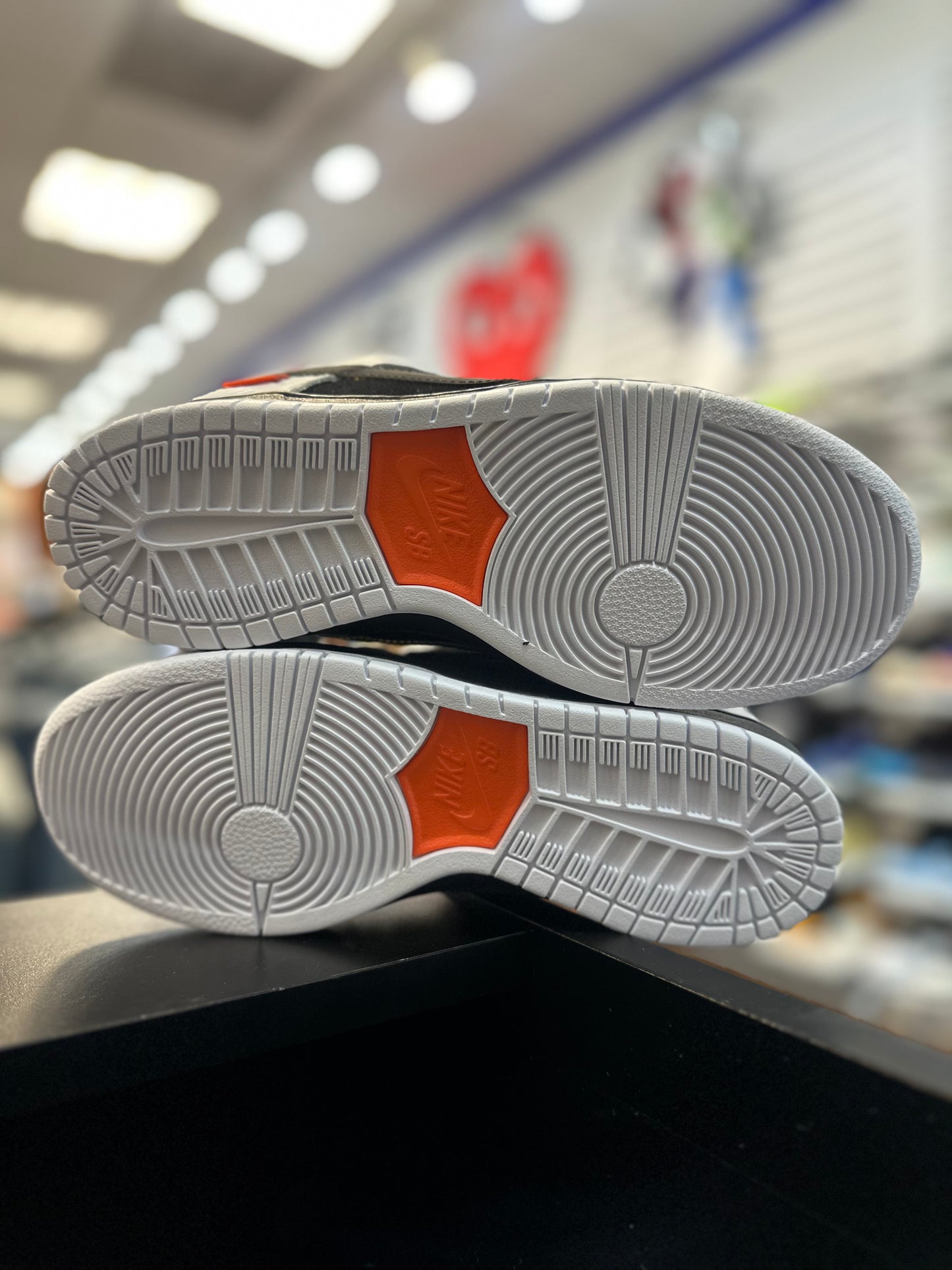 *USED* Nike SB Dunk Low TIGHTBOOTH