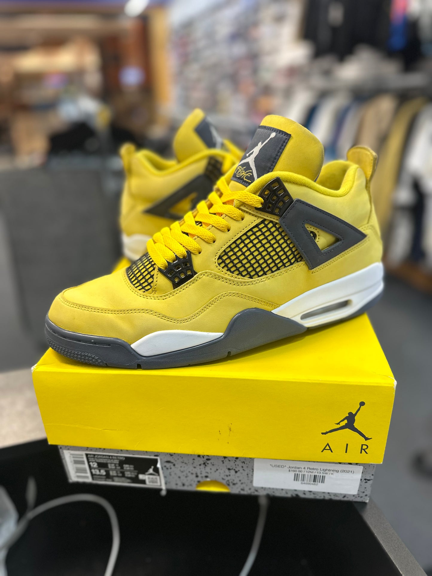 *USED* Jordan 4 Retro Lightning (2021)